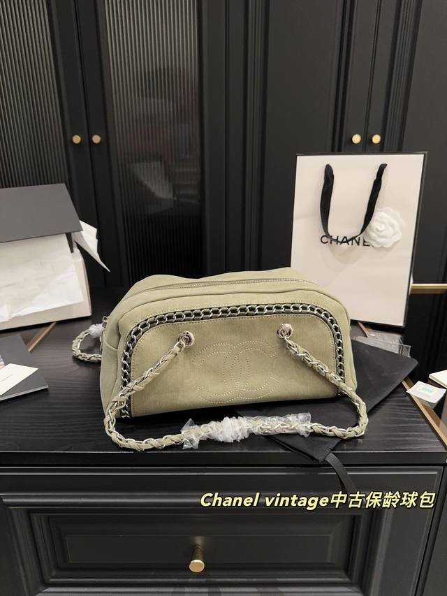 Size 33.16 Chanel Vintage Vintage Bowling Bag