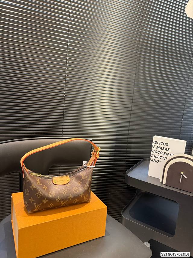 Comes With A Folding Box. Lv New Lunch Box Bag. Keep Up With The Trend. So Cute!