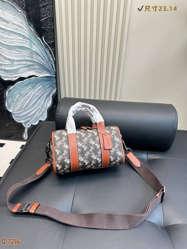 Coach Boston Pillow Bag Classic Design, Fashionable And Versatile Ample Capacity