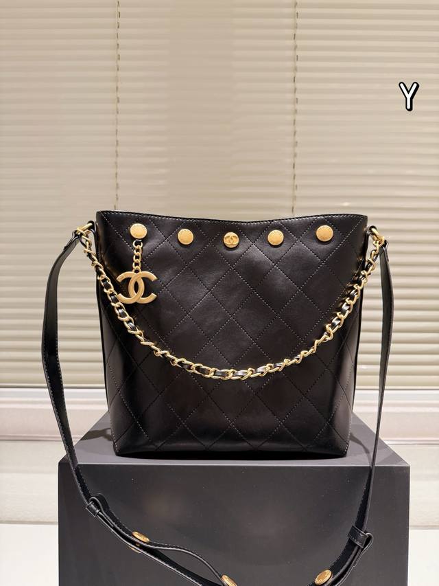 With Gift Box Chanel 25P Studded Bucket Bag A Spacious And Elegant Bucket Bag, V