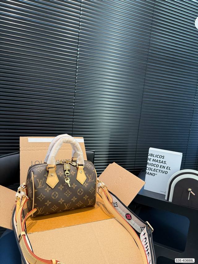Comes With A Plane-Shaped Folding Box. Lv New Pillow Bag Now Available! Handheld