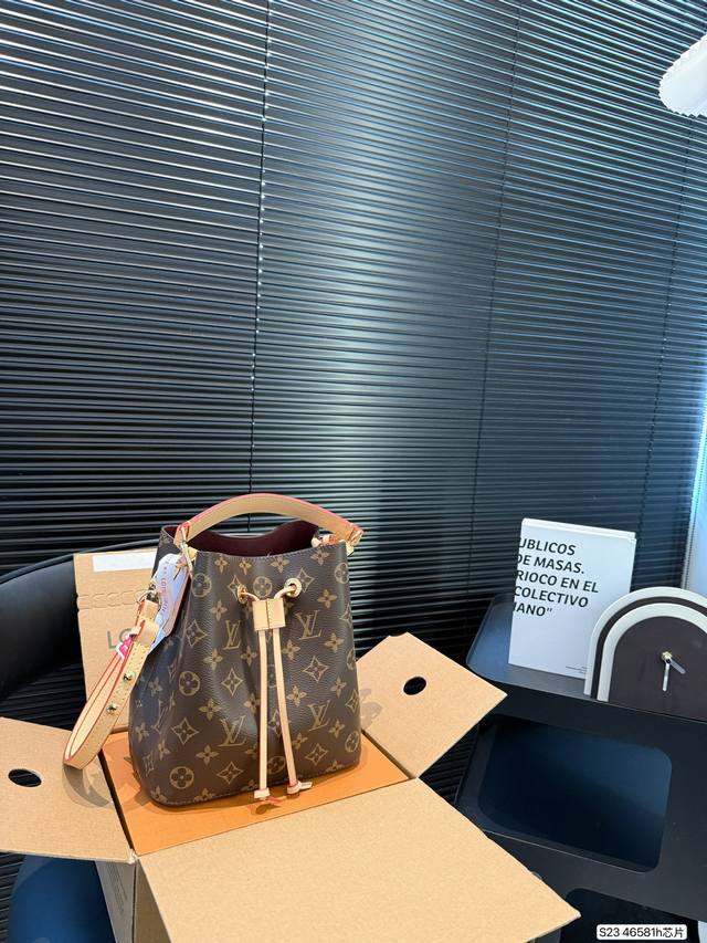 Comes With A Foldable Airplane Box. Chip Version. Lv Small Bucket Bag