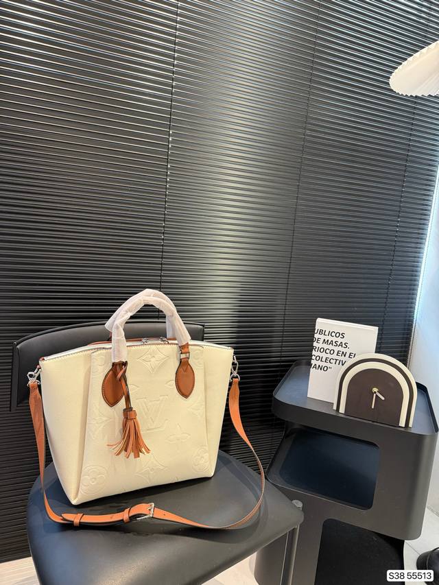 Lv Dumpling Bag! Vintage Style, A Rare Find On The Market. Hard To Clash With Ot
