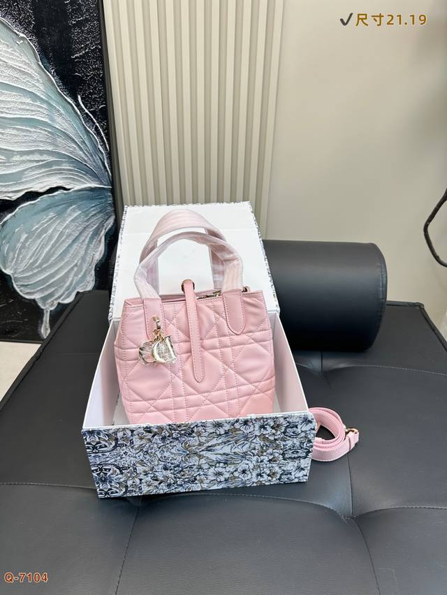 With Folding Box Dior Toujours Handbag Is A New Addition To The 2025 Collection,