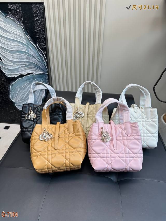 Comes With A Folding Box Dior Toujours Handbag Is A New Product From The 2025 Co