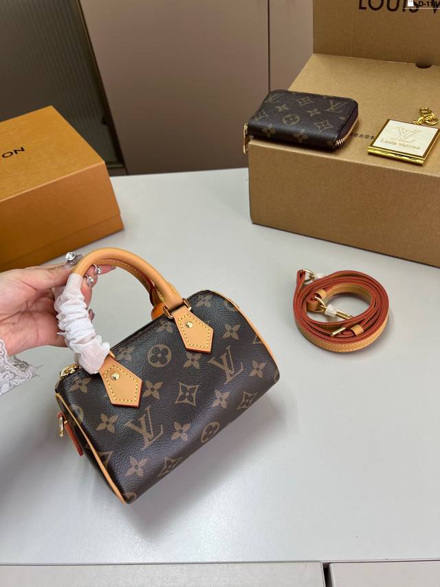 Card Holder With Small Mirror Lv Louis Vuitton Pillow Bag Versatile And Fashiona