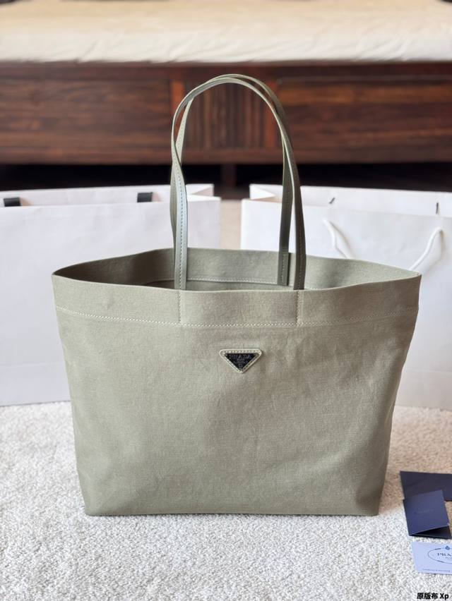 Original Fabric Prada Shoulder Bag Full Of Surprises When Worn High-End, Relaxed
