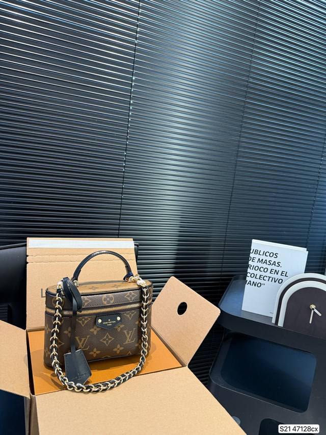 Comes With A Foldable Airplane Box. This Season's Makeup Bag Has Been Highly Fav