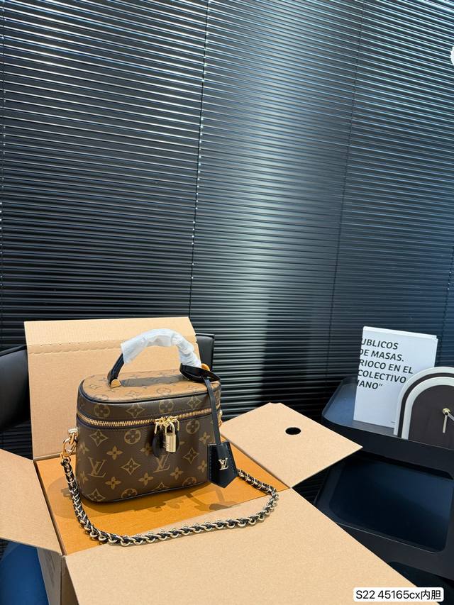 Comes With A Foldable Airplane Box This Season's Makeup Bag Has Been Highly Favo