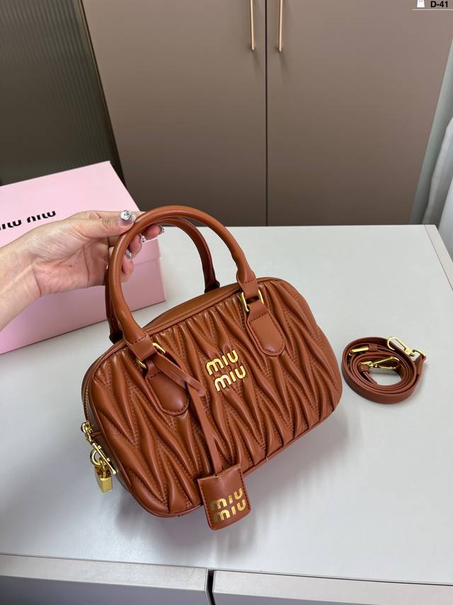Large Miu New Arrival Premium Pleated Bowling Bag Pair With A Small Wallet For A