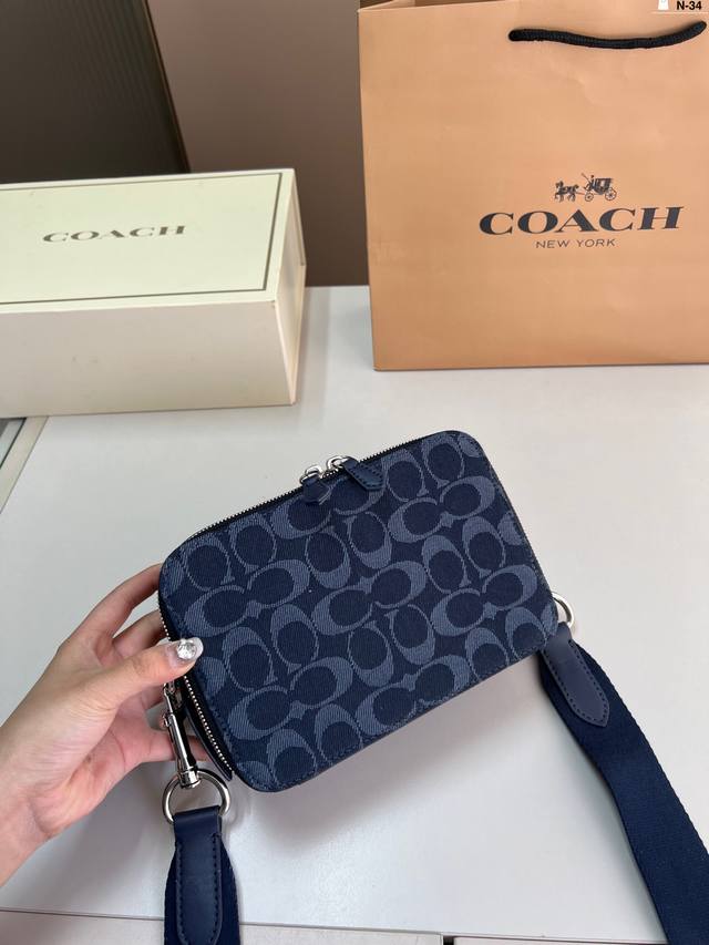 Coach Men's Camera Bag Ultra-Fashionable And Highly Recognizable Square And Spac