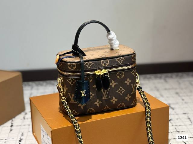 Lv 2025 Vanity Chain Pouch Handbag The Vanity Chain Pouch Handbag Draws Inspirat