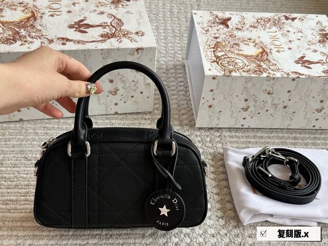 With Box Size: 21 X 12 Cm Dior's New Small Pillow-Shaped Bag~ Personally, I Thin