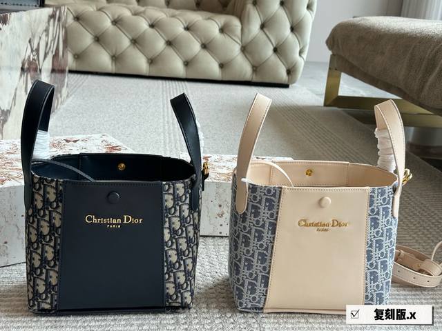 With Box This Signaturea Bucket Bag Is A New Addition To The 2025 Spring/Summer