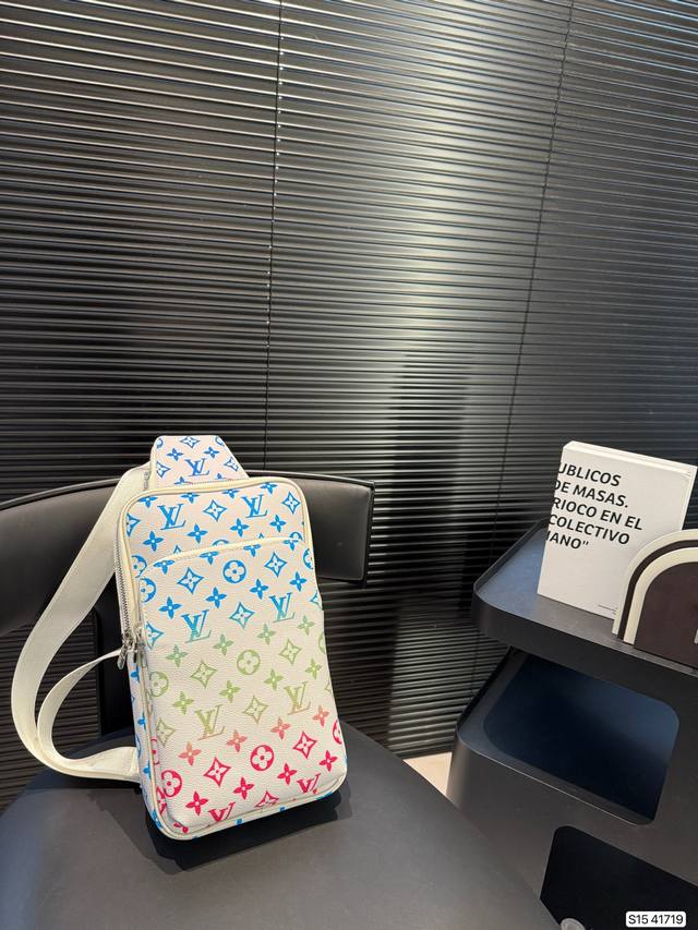 New Men's Chest Bag Lv Chest Bag, Featuring A Zipper For Easy Access. Whether Yo
