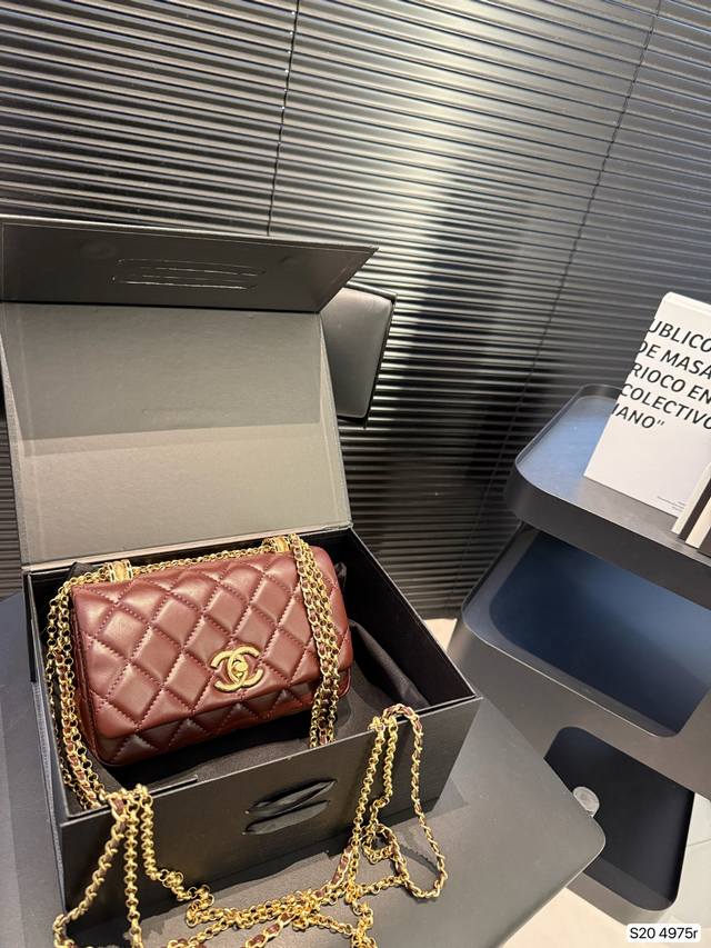 With Folding Box Chanel Chain Bag Capture The Trendy Vibe Doesn't Look Outdated,