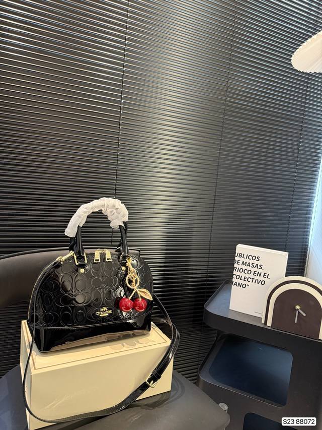 With Folding Box Coach Classic Shell Bag Classic And Versatile, Perfect For Summ