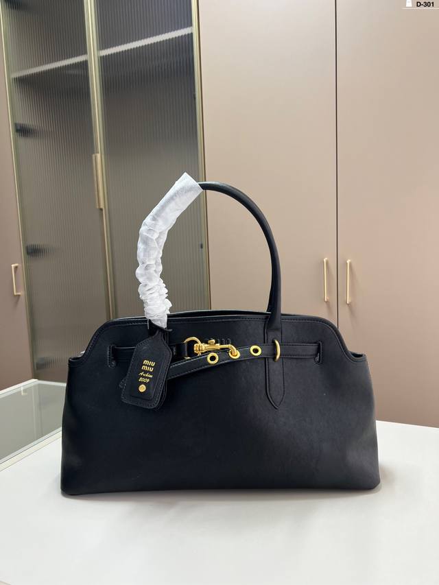Miu Miu Shell Bag Looks Casual And Comfortable, Never Feeling Heavy Or Cumbersom