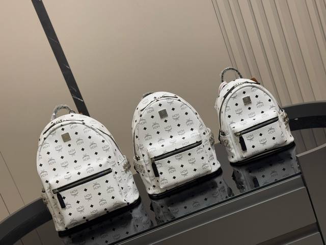 Mcm Classic Backpack Three-Dimensional And Natural, With A Symmetrical Flower Pa