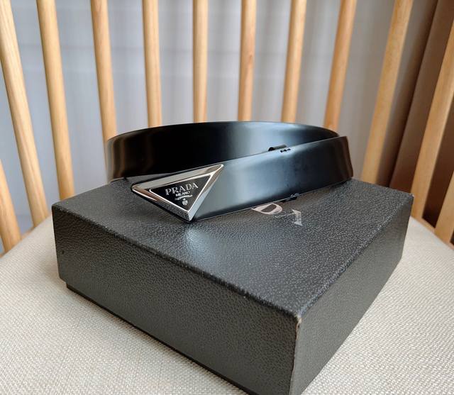 Prada Double-Sided Italian Imported First-Layer Calfskin, With Vacuum Electropla