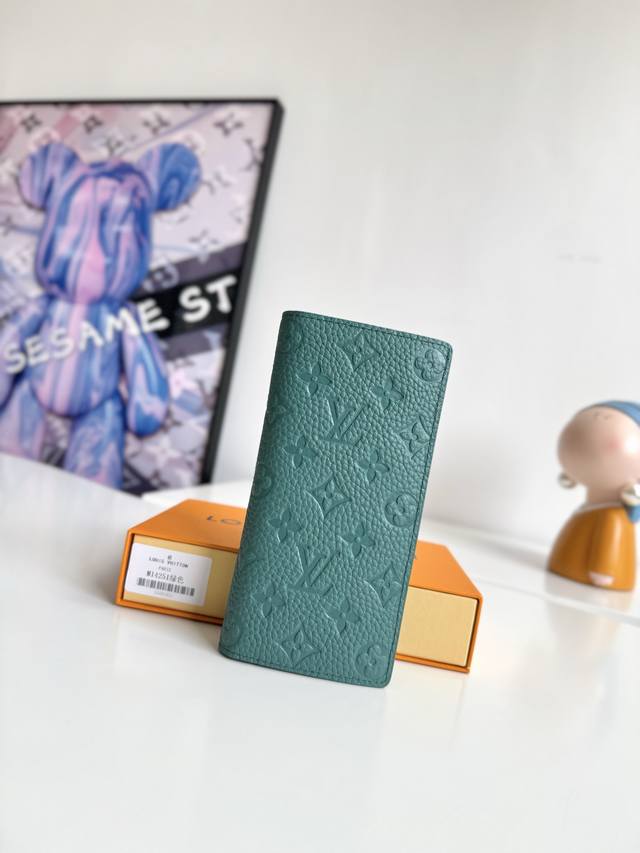 Overseas Original M14251 Green Exclusive Real Shot This Brazza Wallet Is Made Of