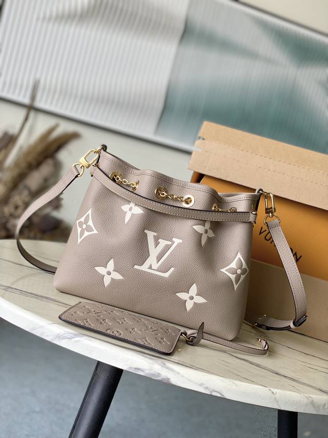 Top Layer Leatherm25453 This Summer Bundle Handbag Is From The D Grad Series, An