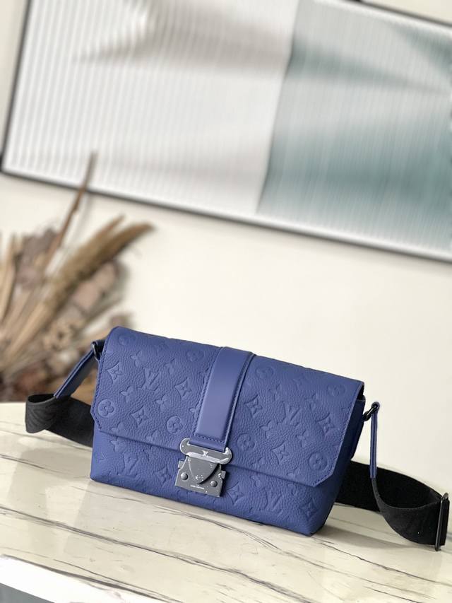 Top Layer Leather Top Grade Original M11692 This S-Cape Messenger Bag Is Made Of