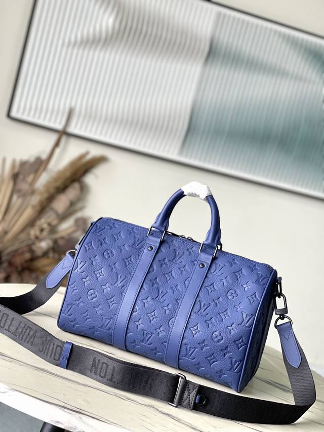 Top Layer Leather Original M11691 This Keepal Bandouliere 35 Handbag Is Made Of