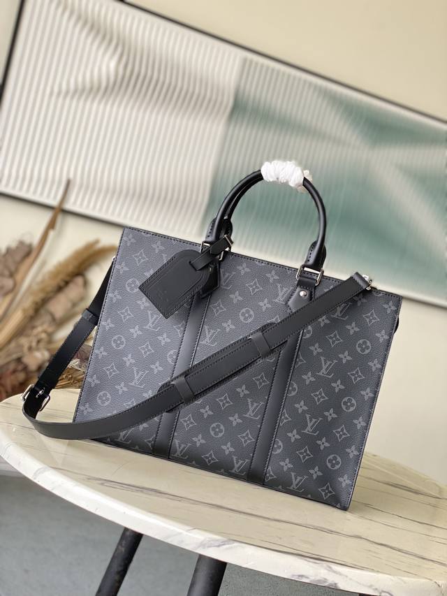 Top Original M11742 This Sac Plat Horizontal Zippe Bag Features A Shoulder Strap
