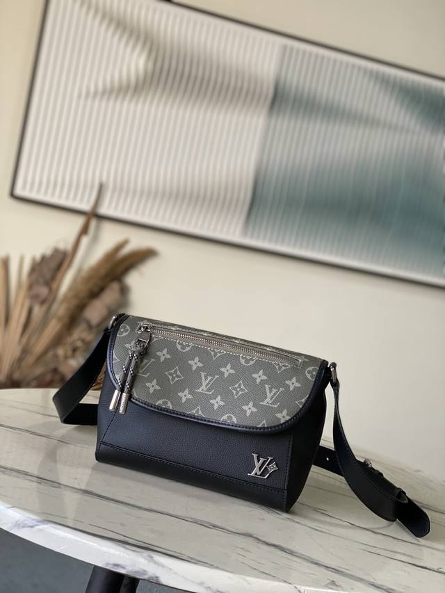 Top-Grain Leather Original M12625 Pulse Messenger Bag Interprets Modern Fashion