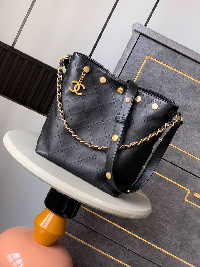 Ohanel25P The Rivet Bucket Bag From The Spring/Summer Preview Series Is Very Pop