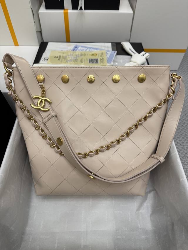 25P Riveted Bucket Bag Is Very Popular The Super Atmospheric Bucket Is Very Retr