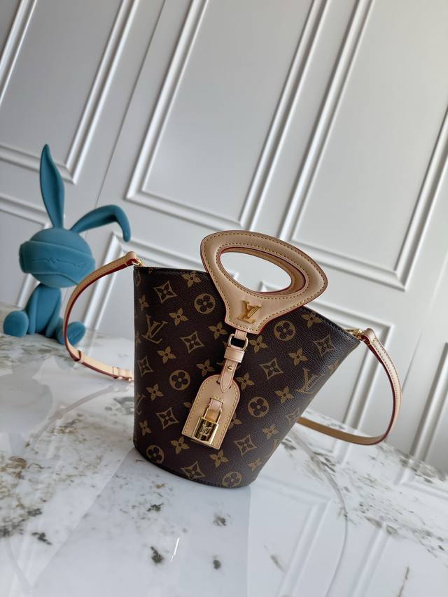 Exclusive Background Dynamic Chip Top Original M14680 Nicolas Ghesquiere Present
