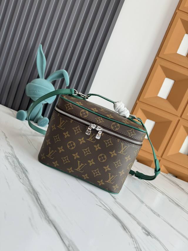 Top Original Dynamic Chip M12667 The Original Nice Bb Cosmetic Bag Is Made Of Mo