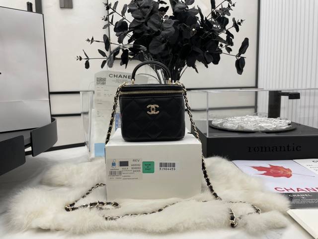 A68092 Chanel Classic Hand-Held Chain Box With Light Gold Buckle Is Really Pract