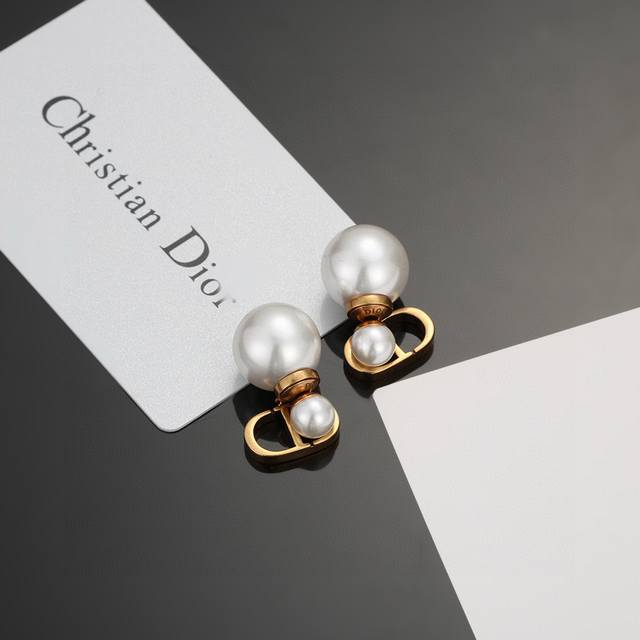 Dior's Hot-Selling New Earrings, New Cd, Large And Small Letters, Pearl Retro Ea