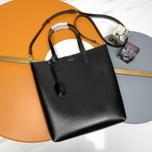Simple And Low-Key Solid Color Shopping Bag, With Metal Logo Pendant, The Whole