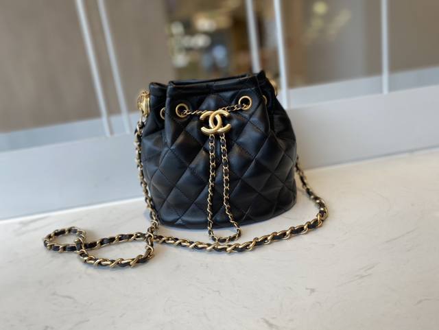 Return Bucket Bag Chane1 Retro Drawstring Button Bag Adopts Chanel's Classic Dia