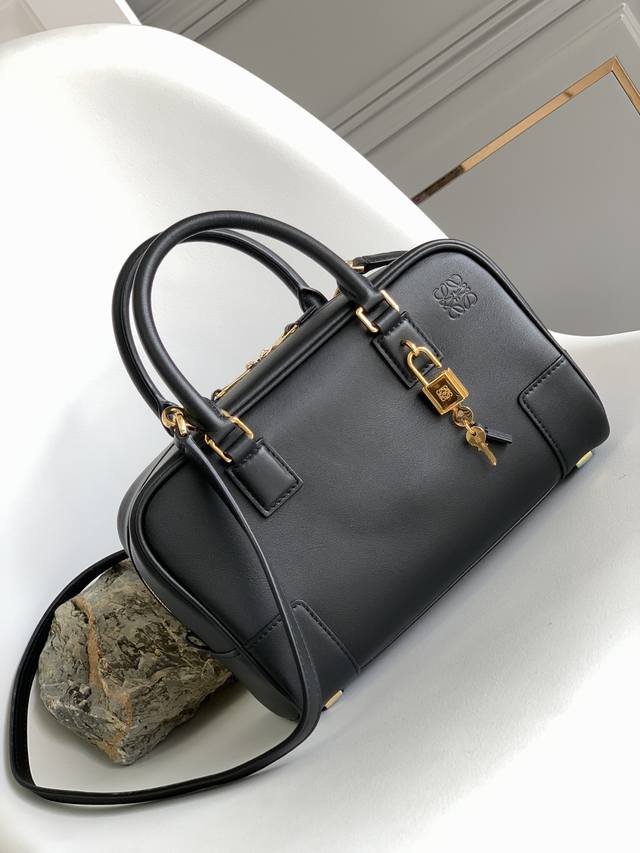 Lo*We's Latest Amazona Bag This Is A Loewe Iconic Bag Originally Launched In The