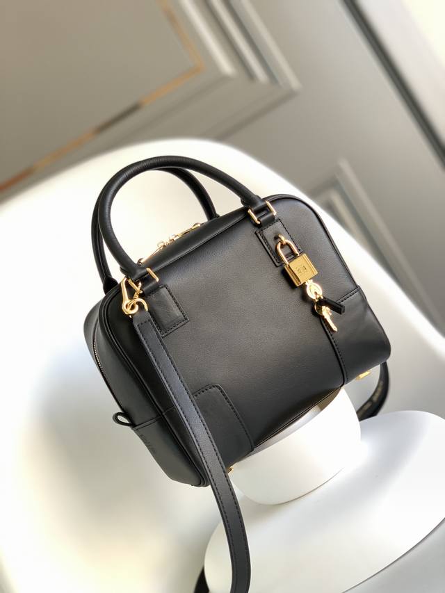Lo*We's Latest Nappa Leather Amazona Square 19 Handbag This Is A Loewe's Iconic