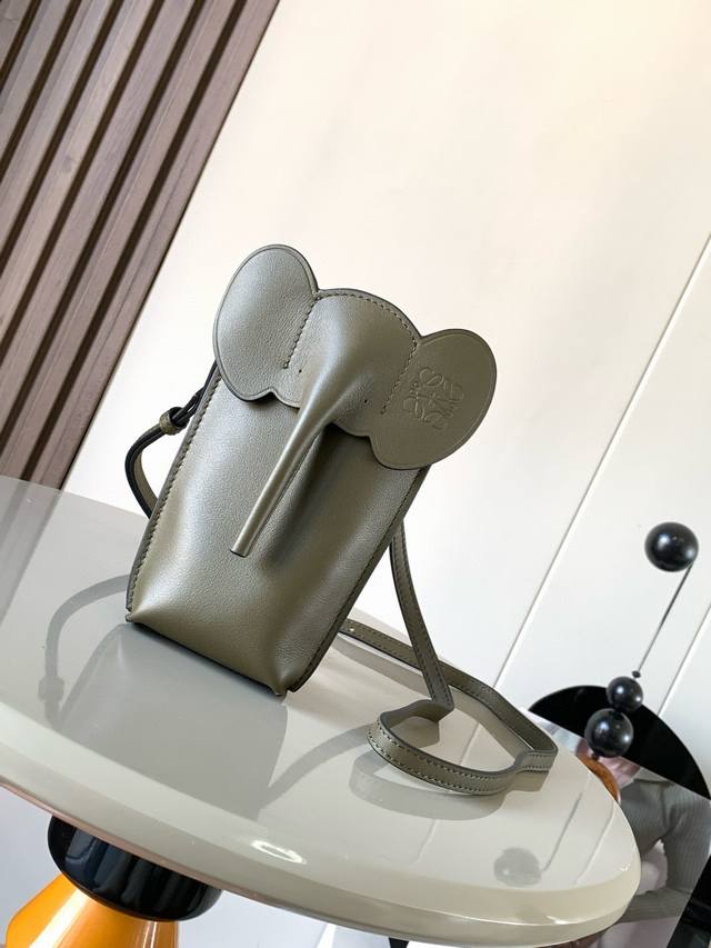Original Leather Classic Cowhide Leather Elephant Bag. The Elephant-Shaped Small