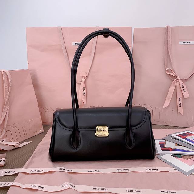 Authentic 5Bd265: Mium's New Baguette Bag. This Shoulder Bag Continues The Class