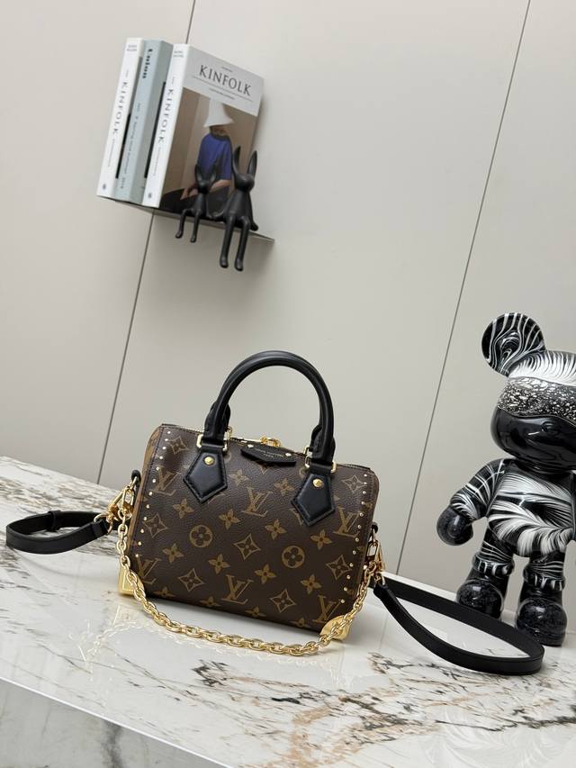M13146 The Speedy Trunk Handbag Reconstructs The Classic Design With A Bold Conc