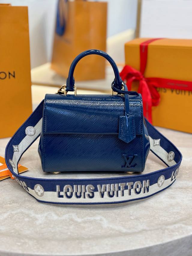 Cluny Mini Bag M13854 Electric Blue 20Cm This Cluny Mini Bag Showcases Two Style