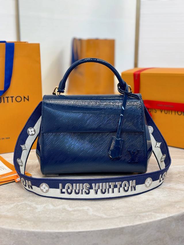 Cluny Bb Handbag M13854 Electric Blue This Cluny Bb Handbag Shows Two Styles Wit
