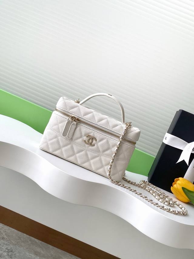 25C Exquisite Small Chain Clutch Bag Grained Calfskin With Gold Metal Handle And