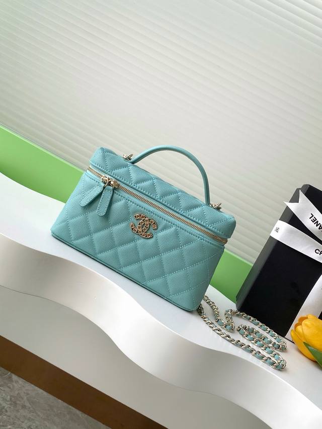 25C Exquisite Small Chain Clutch Bag. Grained Calfskin With Gold Metal Makes The