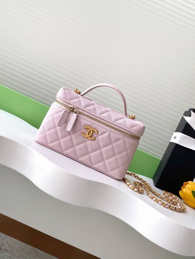25C Exquisite Small Chain Clutch Bag. Grained Calfskin With Gold Metal Makes The