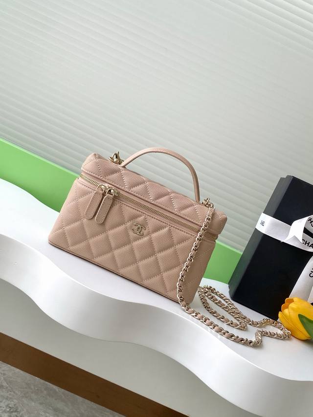 25C Exquisite Small Chain Clutch Bag Grained Calfskin With Gold Metal Makes The