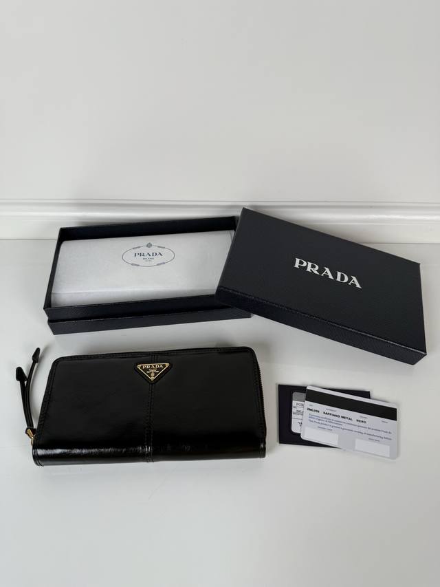 P Universal Zipper Bag For Men And Women, Black Waxed Leather, Triangular Gold M